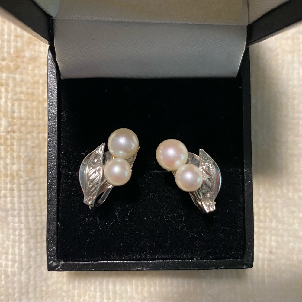 Vintage silver leaf and pearl earrings (screw on)